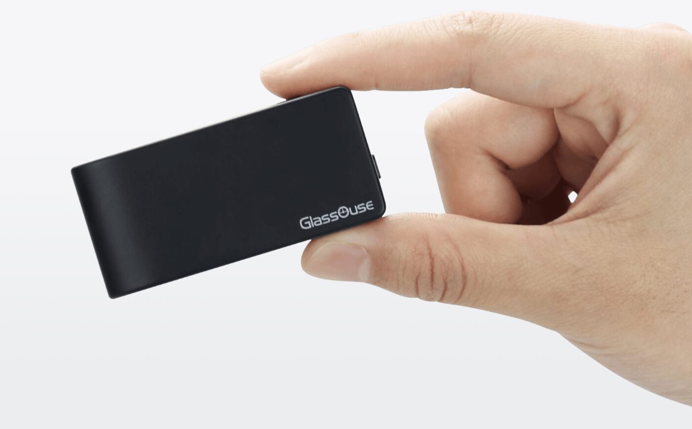 GlassOuse PRO held in fingertips — 24g
